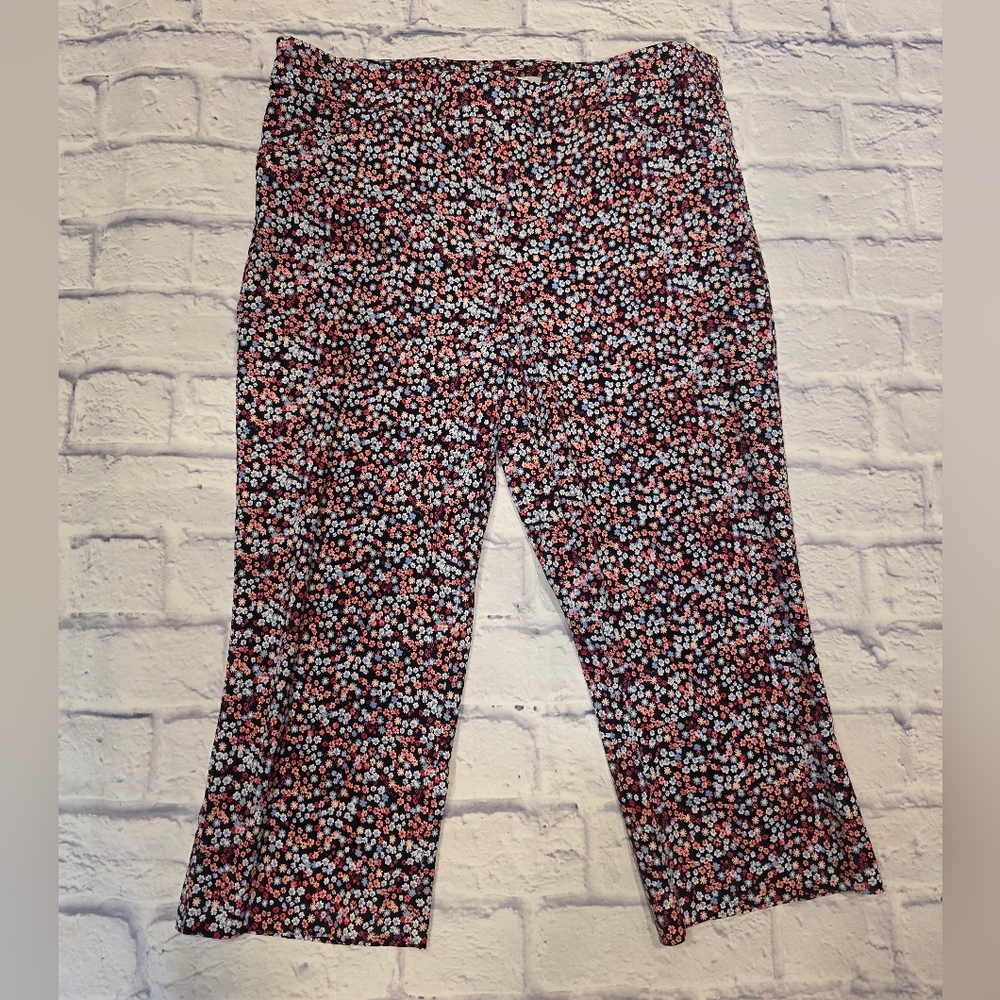 Briggs New York Women's Floral Capris - Black, Pink, and White